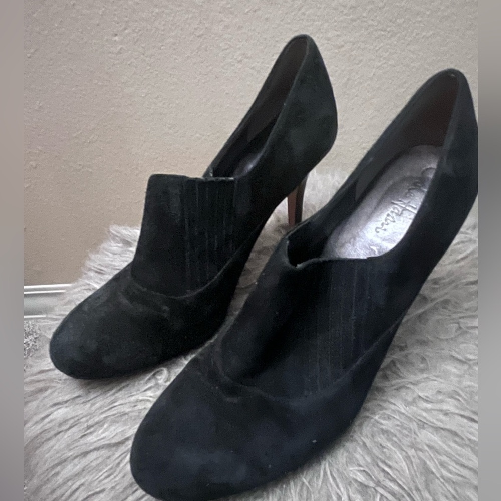 Vintage Cole-Haan Pull on Booties! Black suede and in great condition. Size 10